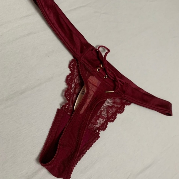 Victoria's Secret lace Thong - Picture 2 of 2